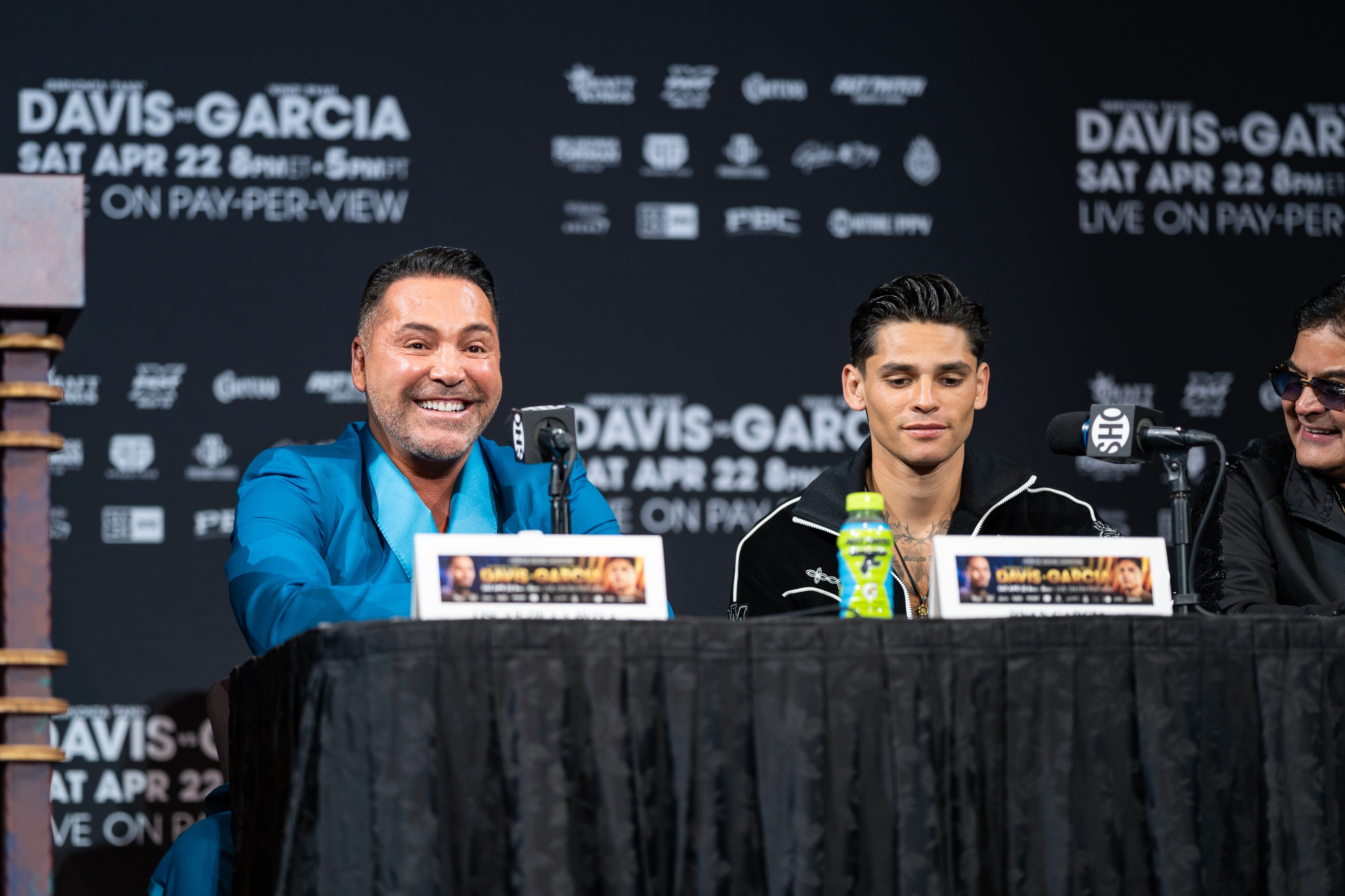 Star fighter Garcia and promoter De La Hoya in wild social media fall-out