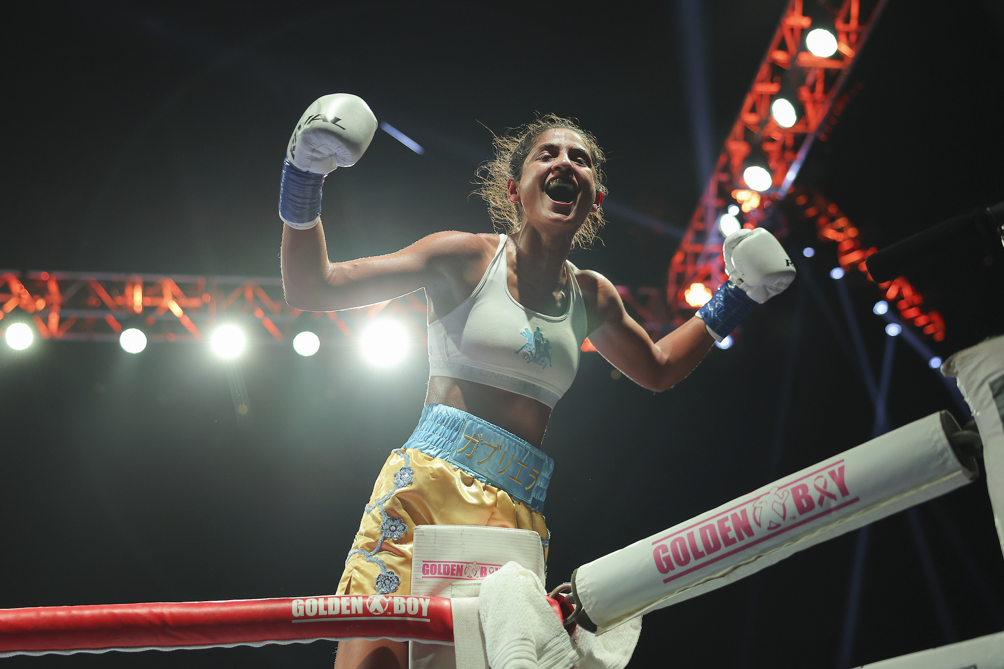 Gabriela Fundora wins her first world championship and local favorite 'Right Hook Roxy' makes her debut at Golden Boy's Inglewood show