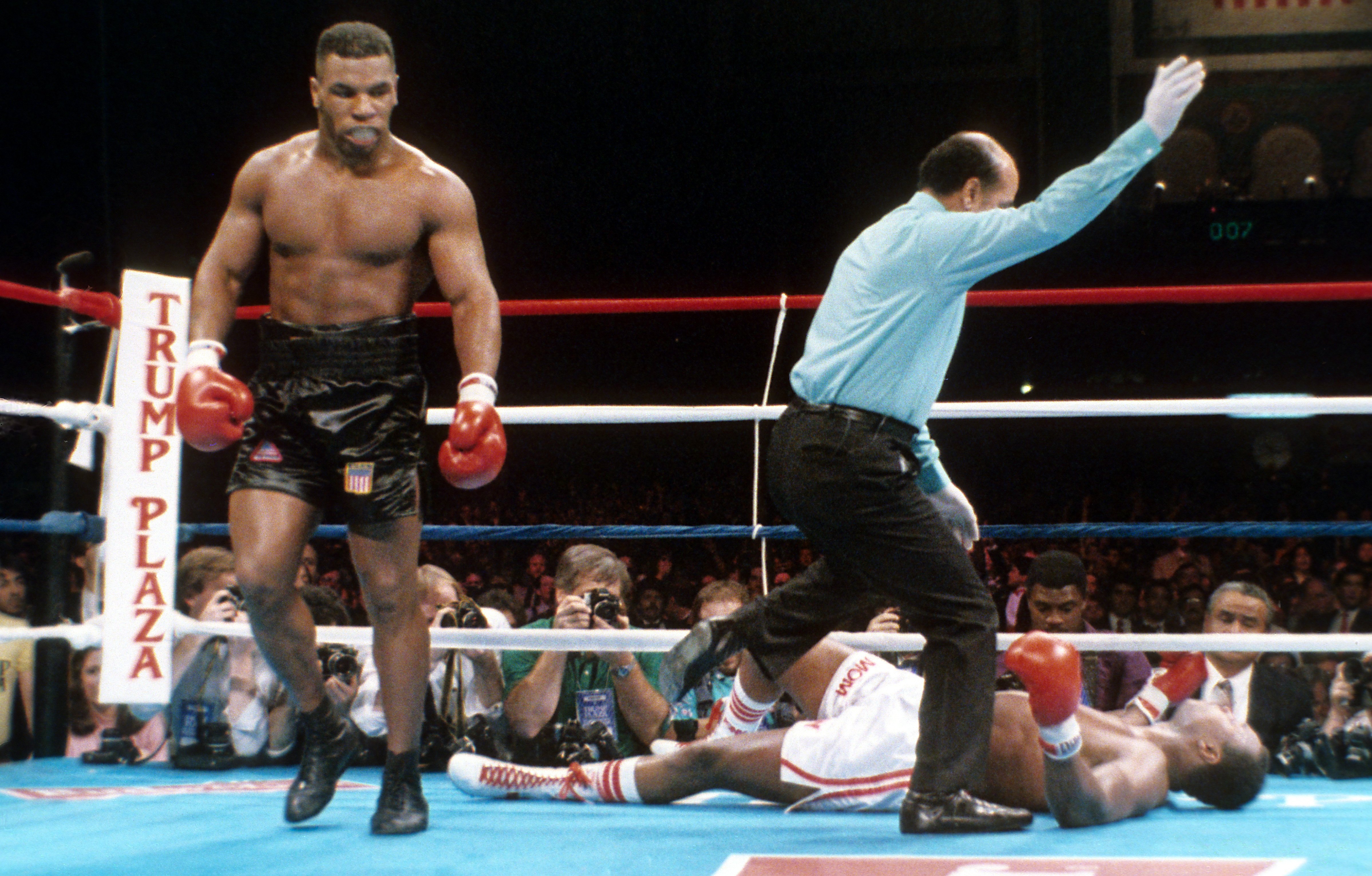 En este día de la historia del boxeo... 22 de enero... Tyson destrozó a Holmes