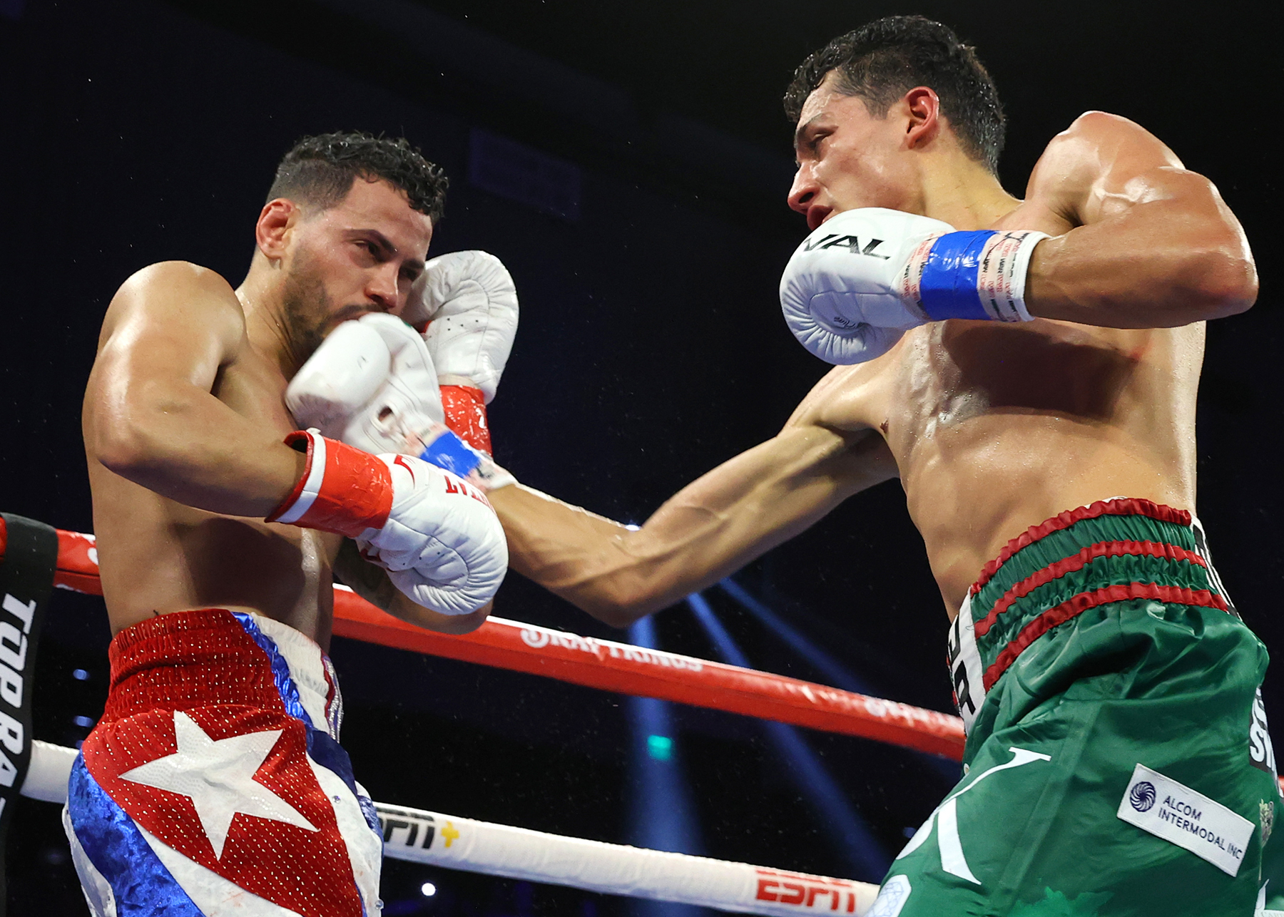 Espinoza se impone en un clásico de Top Rank en el último asalto