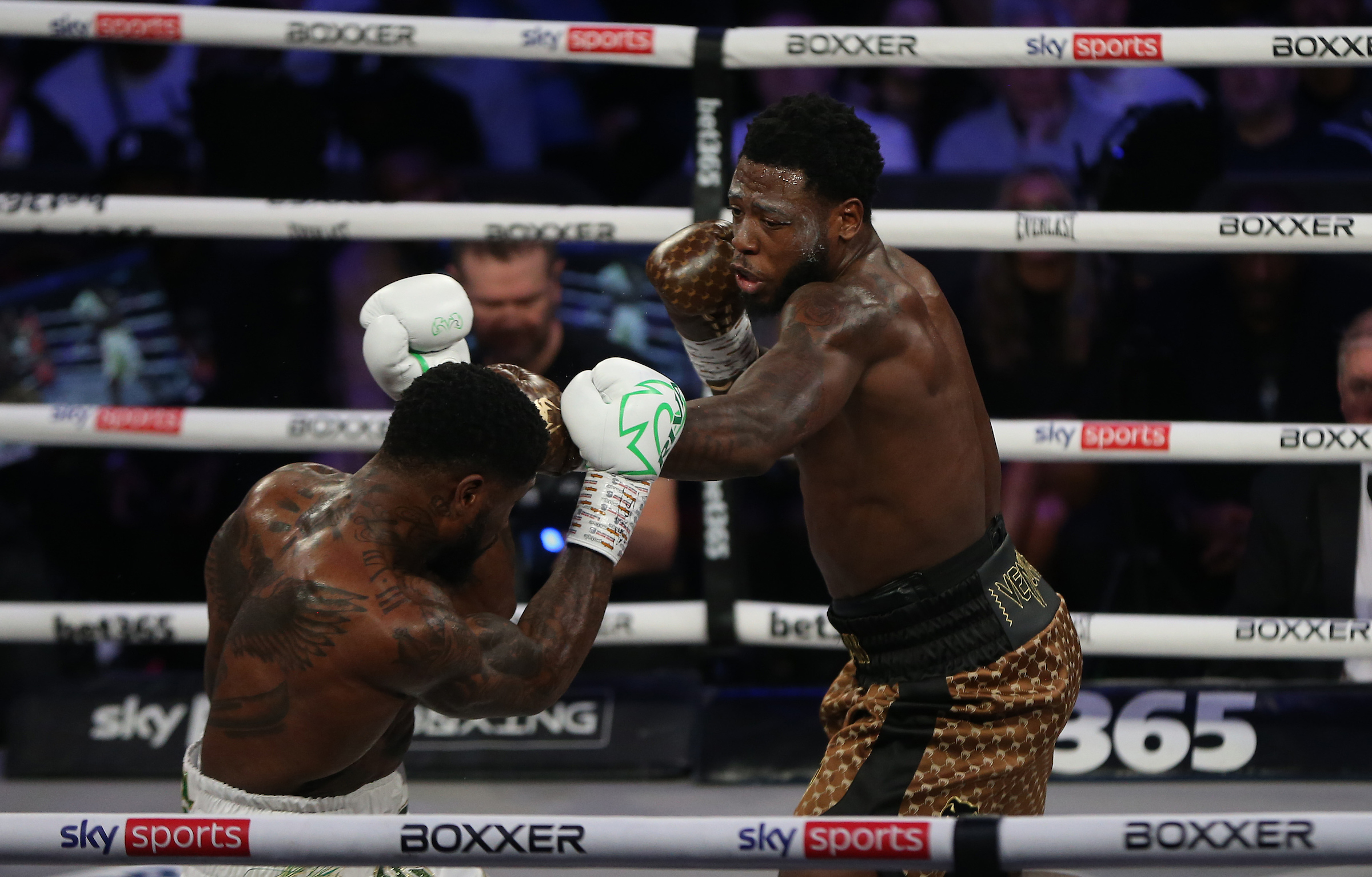 Chamberlain dominates Lawal to become British and Commonwealth cruiserweight champion in one-sided affair